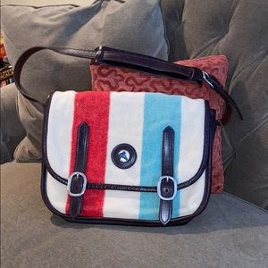 Stunning over the shoulder American capture bag.